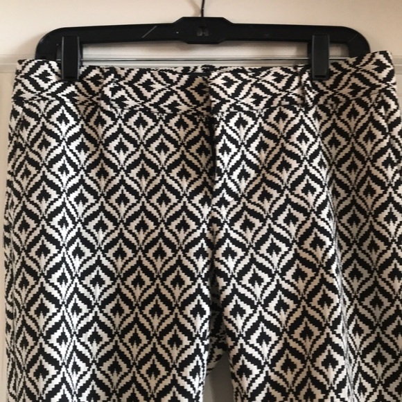 Patterned Cropped Pant - Picture 2 of 3